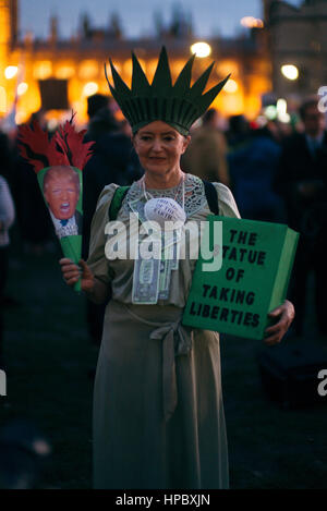 London UK. 20, Février, 2017. Les manifestants se rassemblent à l'extérieur du parlement pour protester contre une éventuelle visite d'État du président Donald Trump. © Simon King/ Alamy Live News Banque D'Images