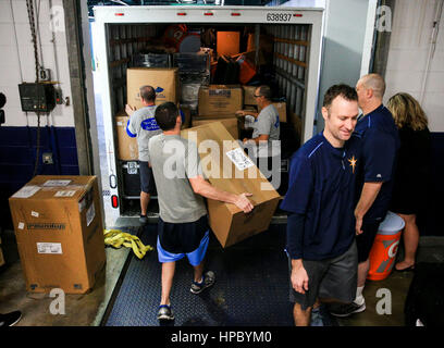 Saint Petersburg, Florida, USA. Feb 6, 2017. Vous VRAGOVIC | fois.Rays de Tampa Bay de la charge du personnel du pavillon de l'équipement à destination de leurs paniers d'entraînement de printemps, à Port Charlotte dans les camions au Tropicana Field à Saint-Pétersbourg, en Floride, le lundi 6 février 2017. Credit : Vragovic/Tampa Bay Times/ZUMA/Alamy Fil Live News Banque D'Images