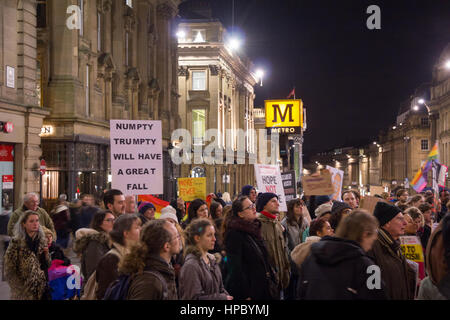 Monument à Newcastle-Upon-Tyne, en Angleterre, le 20 février 2017, des manifestants pacifiques sont maintenant des pancartes humoristiques qui manifestent contre l'emporter sur sa visite d'état du Royaume-Uni l'image est définie contre Newcastle's célèbre Grey Street. La manifestation se passe parce qu'ils sont en train de débattre sur les pétitions de la visite de Donald Trump au parlement. Credit : Harry Green/Alamy Live News Banque D'Images