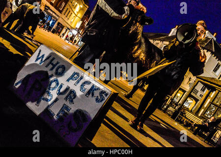 Hereford, Herefordshire, UK, 20 février 2017. En tant que manifestations s'opposant coordonnées Président américain Donald Trump se produire à travers le Royaume-Uni, les manifestants se rassemblent dans la ville de Hereford pour protester contre le projet de Donald Trump visite d'état du Royaume-Uni, qui est débattu au Parlement aujourd'hui. Crédit : Jim Wood/Alamy Live News Banque D'Images