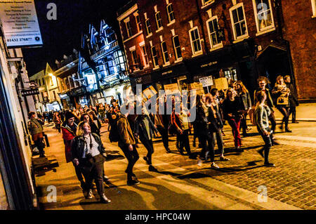 Hereford, Herefordshire, UK, 20 février 2017. En tant que manifestations s'opposant coordonnées Président américain Donald Trump se produire à travers le Royaume-Uni, les manifestants se rassemblent dans la ville de Hereford pour protester contre le projet de Donald Trump visite d'état du Royaume-Uni, qui est débattu au Parlement aujourd'hui. Crédit : Jim Wood/Alamy Live News Banque D'Images