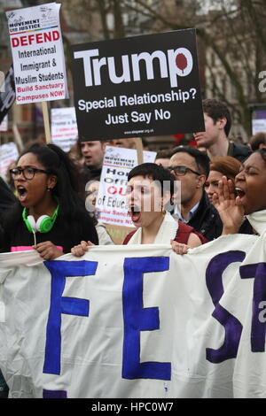 Westminster, London, UK. Feb 20, 2017. Un arrêt Trump rally est tenue à l'extérieur du Royaume-Uni, tandis que l'intérieur du Parlement européen Les députés discutent une pétition signée par 1,8 millions de personnes appelant à une invitation au président américain à visiter le Royaume-Uni pour être retiré. Credit : Roland Ravenhill/Alamy Live News Banque D'Images