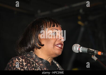 Westminster, London, UK. Feb 20, 2017. Diane Abbott, député, s'adresse à un arrêt Trump rallye est organisé en dehors du Royaume-Uni le Parlement. Les députés discutent à l'intérieur une pétition signée par 1,8 millions de personnes appelant à une invitation au président américain à visiter le Royaume-Uni pour être retiré. Westminster, London, UK. Credit : Roland Ravenhill/Alamy Live News Banque D'Images