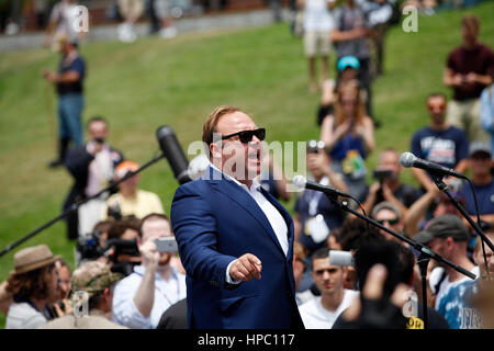 Animateur radio conservateur et théoricien de la conspiration prend la parole lors d'un rassemblement en dehors de la Convention nationale républicaine le 18 juillet 2016. Cleveland, Ohio, United States. Banque D'Images