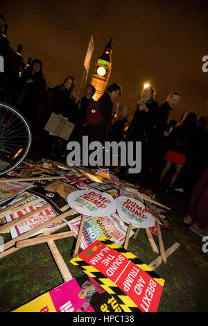 Londres, Royaume-Uni. Feb 20, 2017. Les manifestants se rassemblent pour une manifestation contre la visite d'état proposé par Donald Trump. La place du parlement, Londres, Royaume-Uni. . Credit : carol moir/Alamy Live News Banque D'Images