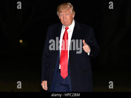 Washington, DC, USA. Feb 20, 2017. Le Président des Etats-Unis, Donald Trump donne un coup de pouce à la presse à son retour à la Maison blanche d'un long week-end à son Mar-a-Lago estate en Floride, le President's Day, le 20 février 2017, Washington, DC. Credit : MediaPunch Inc/Alamy Live News Banque D'Images