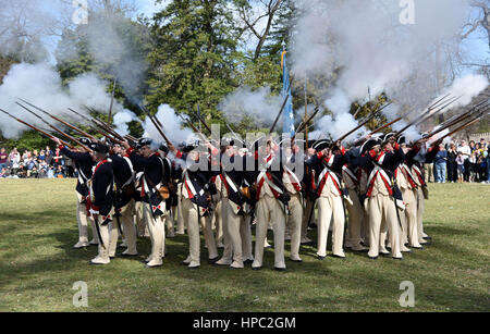 Washington, USA. Feb 20, 2017. Les gens regardent l'observation militaire commémorant la Journée des présidents à Mount Vernon, en Virginie, aux États-Unis, le 20 février 2017. Grand nombre de résidents et touristes ont visité la chambre de plantation du premier président américain George Washington Le Presidents' Day. Credit : Yin Bogu/Xinhua/Alamy Live News Banque D'Images