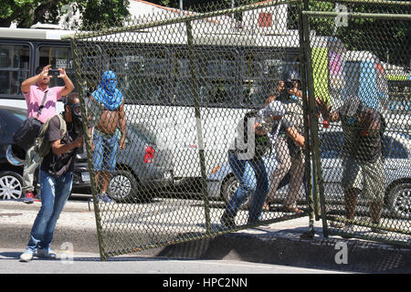 Rio de Janeiro, Brésil. Feb 20, 2017. Pour le montage des structures du Carnaval de Rio ont été vandalisées. Manifestants ont protesté dans les rues du centre-ville de Rio contre la privatisation de la Cedae (eau et égouts company à Rio de Janeiro). Avec la grave crise financière qui affecte l'état de Rio de Janeiro, le gouvernement fédéral a exigé que l'État de privatiser la Cedae et créer des mesures d'austérité qui aura un impact sur les salaires et les avantages sociaux des fonctionnaires. Credit : Luiz Souza/Alamy Live News Banque D'Images