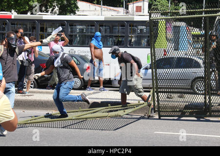 Rio de Janeiro, Brésil. Feb 20, 2017. Pour le montage des structures du Carnaval de Rio ont été vandalisées. Manifestants ont protesté dans les rues du centre-ville de Rio contre la privatisation de la Cedae (eau et égouts company à Rio de Janeiro). Avec la grave crise financière qui affecte l'état de Rio de Janeiro, le gouvernement fédéral a exigé que l'État de privatiser la Cedae et créer des mesures d'austérité qui aura un impact sur les salaires et les avantages sociaux des fonctionnaires. Credit : Luiz Souza/Alamy Live News Banque D'Images