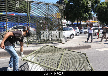 Rio de Janeiro, Brésil. Feb 20, 2017. Pour le montage des structures du Carnaval de Rio ont été vandalisées. Manifestants ont protesté dans les rues du centre-ville de Rio contre la privatisation de la Cedae (eau et égouts company à Rio de Janeiro). Avec la grave crise financière qui affecte l'état de Rio de Janeiro, le gouvernement fédéral a exigé que l'État de privatiser la Cedae et créer des mesures d'austérité qui aura un impact sur les salaires et les avantages sociaux des fonctionnaires. Credit : Luiz Souza/Alamy Live News Banque D'Images