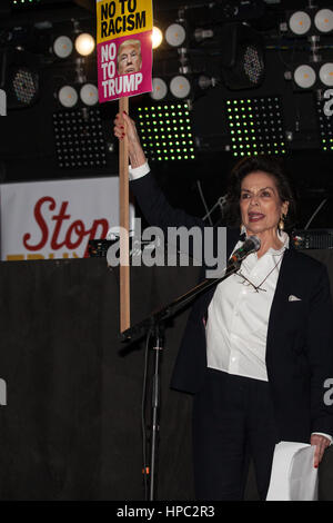 Londres, Royaume-Uni. 20 Février, 2017. Bianca Jagger, Président de la Bianca Jagger Human Rights Foundation, adresses des milliers de manifestants participant à un rassemblement à Trump arrêt Place du Parlement, la Chambre des Lords débats le projet de loi et les députés discutent Brexit une pétition pour annuler Président Trump sa visite d'état du Royaume-Uni. Credit : Mark Kerrison/Alamy Live News Banque D'Images