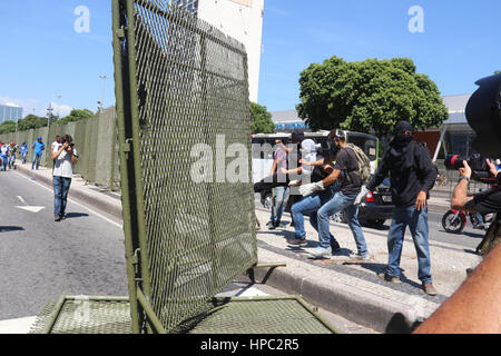 Rio de Janeiro, Brésil. Feb 20, 2017. Pour le montage des structures du Carnaval de Rio ont été vandalisées. Manifestants ont protesté dans les rues du centre-ville de Rio contre la privatisation de la Cedae (eau et égouts company à Rio de Janeiro). Avec la grave crise financière qui affecte l'état de Rio de Janeiro, le gouvernement fédéral a exigé que l'État de privatiser la Cedae et créer des mesures d'austérité qui aura un impact sur les salaires et les avantages sociaux des fonctionnaires. Credit : Luiz Souza/Alamy Live News Banque D'Images