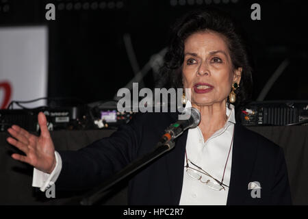 Londres, Royaume-Uni. 20 Février, 2017. Bianca Jagger, Président de la Bianca Jagger Human Rights Foundation, adresses des milliers de manifestants participant à un rassemblement à Trump arrêt Place du Parlement, la Chambre des Lords débats le projet de loi et les députés discutent Brexit une pétition pour annuler Président Trump sa visite d'état du Royaume-Uni. Credit : Mark Kerrison/Alamy Live News Banque D'Images