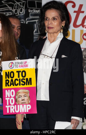 Londres, Royaume-Uni. 20 Février, 2017. Bianca Jagger, Président de la Bianca Jagger Human Rights Foundation, adresses des milliers de manifestants participant à un rassemblement à Trump arrêt Place du Parlement, la Chambre des Lords débats le projet de loi et les députés discutent Brexit une pétition pour annuler Président Trump sa visite d'état du Royaume-Uni. Credit : Mark Kerrison/Alamy Live News Banque D'Images