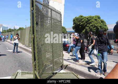 Rio de Janeiro, Brésil. Feb 20, 2017. Pour le montage des structures du Carnaval de Rio ont été vandalisées. Manifestants ont protesté dans les rues du centre-ville de Rio contre la privatisation de la Cedae (eau et égouts company à Rio de Janeiro). Avec la grave crise financière qui affecte l'état de Rio de Janeiro, le gouvernement fédéral a exigé que l'État de privatiser la Cedae et créer des mesures d'austérité qui aura un impact sur les salaires et les avantages sociaux des fonctionnaires. Credit : Luiz Souza/Alamy Live News Banque D'Images