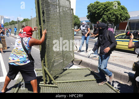 Rio de Janeiro, Brésil. Feb 20, 2017. Pour le montage des structures du Carnaval de Rio ont été vandalisées. Manifestants ont protesté dans les rues du centre-ville de Rio contre la privatisation de la Cedae (eau et égouts company à Rio de Janeiro). Avec la grave crise financière qui affecte l'état de Rio de Janeiro, le gouvernement fédéral a exigé que l'État de privatiser la Cedae et créer des mesures d'austérité qui aura un impact sur les salaires et les avantages sociaux des fonctionnaires. Credit : Luiz Souza/Alamy Live News Banque D'Images