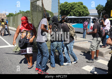 Rio de Janeiro, Brésil. Feb 20, 2017. Pour le montage des structures du Carnaval de Rio ont été vandalisées. Manifestants ont protesté dans les rues du centre-ville de Rio contre la privatisation de la Cedae (eau et égouts company à Rio de Janeiro). Avec la grave crise financière qui affecte l'état de Rio de Janeiro, le gouvernement fédéral a exigé que l'État de privatiser la Cedae et créer des mesures d'austérité qui aura un impact sur les salaires et les avantages sociaux des fonctionnaires. Credit : Luiz Souza/Alamy Live News Banque D'Images