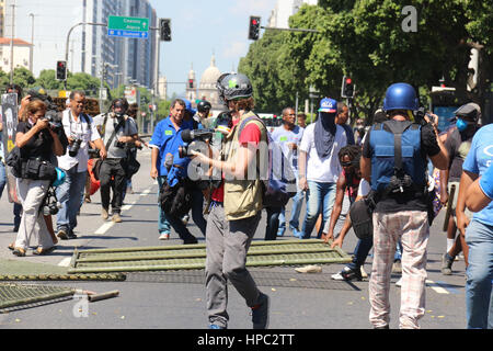 Rio de Janeiro, Brésil. Feb 20, 2017. Pour le montage des structures du Carnaval de Rio ont été vandalisées. Manifestants ont protesté dans les rues du centre-ville de Rio contre la privatisation de la Cedae (eau et égouts company à Rio de Janeiro). Avec la grave crise financière qui affecte l'état de Rio de Janeiro, le gouvernement fédéral a exigé que l'État de privatiser la Cedae et créer des mesures d'austérité qui aura un impact sur les salaires et les avantages sociaux des fonctionnaires. Credit : Luiz Souza/Alamy Live News Banque D'Images