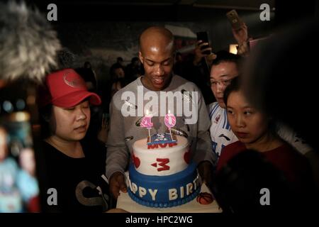 Beijing, Chine. Feb 20, 2017. Stephon Marbury célèbre son 40e anniversaire avec ses fans à Beijing, 20 février 2017.Stephon Marbury Xavier est un joueur américain de basket-ball pour les canards de Pékin de la Chinese Basketball Association Crédit : SIPA Asie/ZUMA/Alamy Fil Live News Banque D'Images