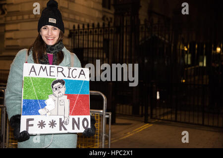 Londres, Royaume-Uni. 20 Février, 2017. Un manifestant est titulaire d'un signe extérieur de Downing Street l'arrêt suivant Trump rassemblement à la place du Parlement. Credit : Mark Kerrison/Alamy Live News Banque D'Images