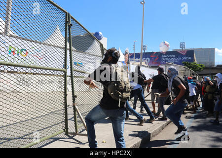 Rio de Janeiro, Brésil. Feb 20, 2017. Pour le montage des structures du Carnaval de Rio ont été vandalisées. Manifestants ont protesté dans les rues du centre-ville de Rio contre la privatisation de la Cedae (eau et égouts company à Rio de Janeiro). Avec la grave crise financière qui affecte l'état de Rio de Janeiro, le gouvernement fédéral a exigé que l'État de privatiser la Cedae et créer des mesures d'austérité qui aura un impact sur les salaires et les avantages sociaux des fonctionnaires. Credit : Luiz Souza/Alamy Live News Banque D'Images