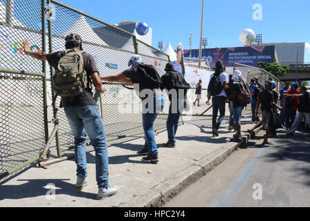 Rio de Janeiro, Brésil. Feb 20, 2017. Pour le montage des structures du Carnaval de Rio ont été vandalisées. Manifestants ont protesté dans les rues du centre-ville de Rio contre la privatisation de la Cedae (eau et égouts company à Rio de Janeiro). Avec la grave crise financière qui affecte l'état de Rio de Janeiro, le gouvernement fédéral a exigé que l'État de privatiser la Cedae et créer des mesures d'austérité qui aura un impact sur les salaires et les avantages sociaux des fonctionnaires. Credit : Luiz Souza/Alamy Live News Banque D'Images