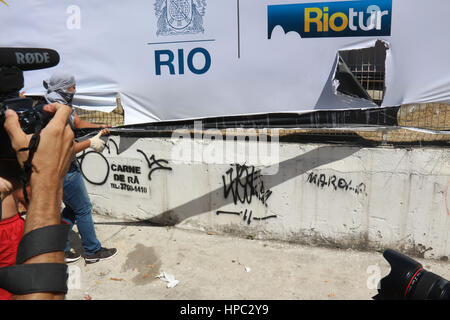 Rio de Janeiro, Brésil. Feb 20, 2017. Pour le montage des structures du Carnaval de Rio ont été vandalisées. Manifestants ont protesté dans les rues du centre-ville de Rio contre la privatisation de la Cedae (eau et égouts company à Rio de Janeiro). Avec la grave crise financière qui affecte l'état de Rio de Janeiro, le gouvernement fédéral a exigé que l'État de privatiser la Cedae et créer des mesures d'austérité qui aura un impact sur les salaires et les avantages sociaux des fonctionnaires. Credit : Luiz Souza/Alamy Live News Banque D'Images