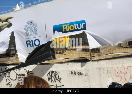 Rio de Janeiro, Brésil. Feb 20, 2017. Pour le montage des structures du Carnaval de Rio ont été vandalisées. Manifestants ont protesté dans les rues du centre-ville de Rio contre la privatisation de la Cedae (eau et égouts company à Rio de Janeiro). Avec la grave crise financière qui affecte l'état de Rio de Janeiro, le gouvernement fédéral a exigé que l'État de privatiser la Cedae et créer des mesures d'austérité qui aura un impact sur les salaires et les avantages sociaux des fonctionnaires. Credit : Luiz Souza/Alamy Live News Banque D'Images