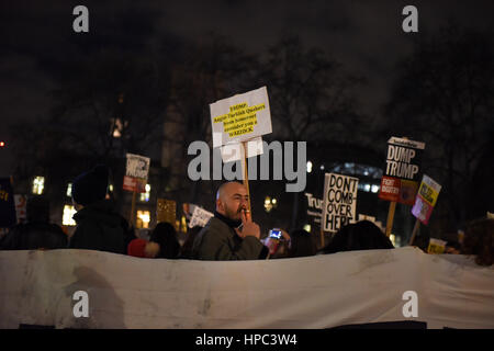 Londres, Royaume-Uni. 20 février 2017. De personnes se sont réunies à la place du Parlement pour protester contre l'Brexit et Donald Trump proposée dans le cadre de sa visite officielle en Grande-Bretagne. Un manifestant avec une cigarette est holding a placard lecture : ' Trump, Anglo-Turkish Quakers de Somerset vous considère comme WAZZOCK'. Credit : ZEN - Zaneta Razaite/Alamy Live News Banque D'Images