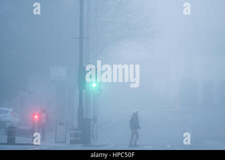 Aberystwyth, Pays de Galles, Royaume-Uni. Feb 21, 2017. Météo britannique. Un épais brouillard et de la brume envahit les gens au travail à pied à Aberystwyth au petit matin humide et doux sur février 24. Credit : Keith Morris/Alamy Live News Banque D'Images