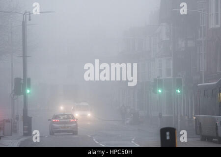 Aberystwyth, Pays de Galles, Royaume-Uni. Feb 21, 2017. Météo britannique. Le brouillard et la brume épaisse Aberystwyth engloutit dans le tôt le matin du jour de février doux et humide. Credit : Keith Morris/Alamy Live News Banque D'Images