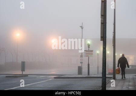 Aberystwyth, Pays de Galles, Royaume-Uni. Feb 21, 2017. Météo britannique. Un épais brouillard et de la brume envahit les gens au travail à pied à Aberystwyth au petit matin humide et doux sur février 24. Credit : Keith Morris/Alamy Live News Banque D'Images