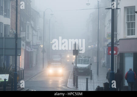 Aberystwyth, Pays de Galles, Royaume-Uni. Feb 21, 2017. Météo britannique. Le brouillard et la brume épaisse Aberystwyth engloutit dans le tôt le matin du jour de février doux et humide. Credit : Keith Morris/Alamy Live News Banque D'Images