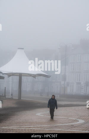 Aberystwyth, Pays de Galles, Royaume-Uni. Feb 21, 2017. Météo britannique. Un épais brouillard et de la brume envahit les gens de la marche et de la course sur la promenade à Aberystwyth au petit matin humide et doux sur février 24. Credit : Keith Morris/Alamy Live News Banque D'Images