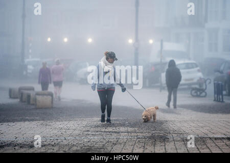 Aberystwyth, Pays de Galles, Royaume-Uni. Feb 21, 2017. Météo britannique. Un épais brouillard et de la brume envahit les gens de la marche et de la course sur la promenade à Aberystwyth au petit matin humide et doux sur février 24. Credit : Keith Morris/Alamy Live News Banque D'Images