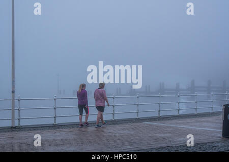 Aberystwyth, Pays de Galles, Royaume-Uni. Feb 21, 2017. Météo britannique. Un épais brouillard et de la brume envahit les gens de la marche et de la course sur la promenade à Aberystwyth au petit matin humide et doux sur février 24. Credit : Keith Morris/Alamy Live News Banque D'Images