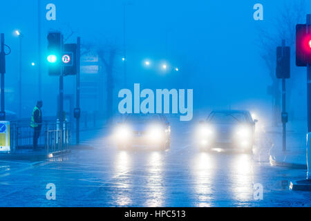 Aberystwyth, Pays de Galles, Royaume-Uni. Feb 21, 2017. Météo britannique. Un épais brouillard et de la brume envahit les automobilistes à Aberystwyth au petit matin humide et doux sur février 24. Credit : Keith Morris/Alamy Live News Banque D'Images