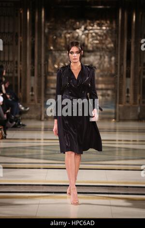 London Fashion Week Fashion Catwalk 2017 Feb Scout .... Banque D'Images