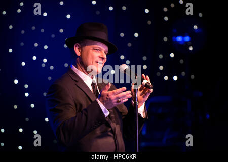 Las Vegas, USA. Feb 20, 2017. Frank Sinatra imposteur James Anthony effectue au cours de la remise des Prix du rabatteur au Golden Nugget Hotel & Casino à Las Vegas, Nevada, le 20 février 2017. La cérémonie se veut un hommage humoristique à l'Academy Awards. (Photo de Jason) Ogulnik Ogulnik Crédit : Jason/Alamy Live News Banque D'Images