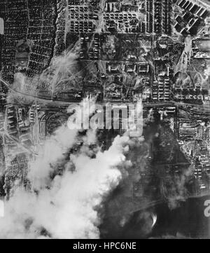 La Wehrmacht allemande perfoms une frappe aérienne sur Stalingrad, l'Union soviétique, en septembre 1942. La photographie originale de ce qui a été fait repro lit la propagande national-socialiste du 17 septembre 1942 : 'vue aérienne sur lutté férocement sur Stalingrad. La véhémence des batailles de Stalingrad, dont les rangées de maisons nos troupes allemandes pour vaincre house par bouse, augmente de jour en jour. Aussi l'armée de l'air a été largement déployée dans la bataille de Stalingrad. Notre vue aérienne montre un extrait de la grande ville à la Volga lors d'une attaque par l'aviation allemande." Photo : Berliner Verlag / Banque D'Images