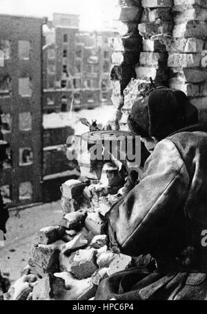 Un soldat de l'Armée rouge tire une mitrailleuse dans le combat de rue a pendant la bataille de Stalingrad, en Union soviétique, en 1943. Fotoarchiv für Zeitgeschichte | utilisation dans le monde entier Banque D'Images