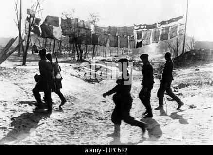 L'image de propagande nazie montre des soldats allemands de Wehrmacht à Stalingrad (aujourd'hui Volgograd). Pris en octobre 1942. Un journaliste d'état nazi a écrit au contraire sur la photo de 21.10.1942, « des policiers militaires traversant les chantiers et les quartiers de Stalingrad à la recherche d'armes cachées et d'autres matériaux ». Fotoarchiv für Zeitgeschichte - PAS DE SERVICE DE FIL - | utilisation dans le monde entier Banque D'Images