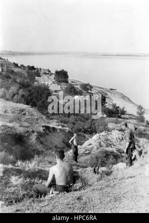 L'image de propagande nazie montre des soldats allemands de Wehrmacht sur le front oriental près de la rivière Wolga près de Stalingrad (aujourd'hui Wolgograd). Un journaliste d'état nazi a écrit au contraire de la photo sur 05.09.1942, "nos troupes sur les rives de la rivière Wolga. Il y a quelques jours, les troupes allemandes au nord de Stalingrad ont atteint le Wolga. Après une marche longue d'une semaine à travers la steppe, la rivière Wolga fait un agréable changement de paysage. De la rive occidentale escarpée avec son fort courant, il y a une bonne vue sur la campagne à l'est. Fotoarchiv für Zeitgeschichtee - PAS DE SERVICE DE VIREMENT - | etats-unis Banque D'Images