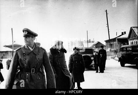 Le maréchal Friedrich Paulus (l), commandant suprême de l'Armée allemande 6th, est capturé par l'Armée rouge lors de la bataille de Stalingrad (Union soviétique), le 31 janvier 1943. Fotoarchiv für Zeitgeschichte | utilisation dans le monde entier Banque D'Images