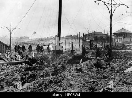 La propagande nazie, l'image montre des soldats de la Wehrmacht allemande dans les rues de Stalingrad (aujourd'hui Volgograd). Prise en septembre 1942. Un état nazi reporter a écrit sur l'inverse de la photo au 30.09.1942, 'Stalingrad. La partie sud de la ville ! La zone a été démolie par les obus de notre artillerie lourde. - Le téléphone et de tramway pendre les fils emmêlés dans un gâchis." Photo : Berliner Verlag / Archive - AUCUN FIL SERVICE - dans le monde entier d'utilisation | Banque D'Images