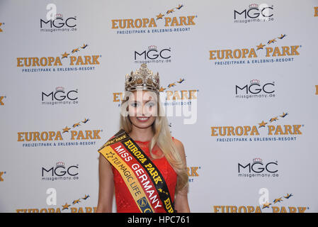 19 février 2017 - Miss Germany 2016, Lena BrÃ¶der, a transmis sa couronne à la nouvelle élue Miss France 2018, Soraya Kohlmann, un de 18 ans à partir de la Sachsen, Allemagne, à la finale de Miss France 2017. Miss France 2017 a eu lieu à l'Europa Park dans le sud-ouest de ville de Rust, le 18 février 2017. Vingt-et-un finalistes ont concouru pour le titre, et la sélection a été effectuée par un jury de célébrités VIP Crédit : Abdelwaheb Omar/ImagesLive/ZUMA/Alamy Fil Live News Banque D'Images