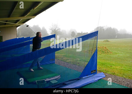 Bristol, Royaume-Uni. 21 Février, 2017. Météo britannique. Golf dans le brouillard à Long Ashton Golf Club. Sur un linge humide et un matin brumeux est considéré membre pratiquant dans la gamme de conduite. Robert Timoney/Alamy Live News. Banque D'Images