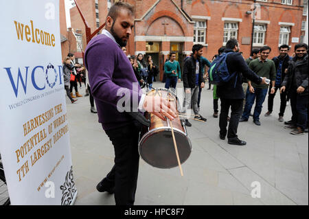 Londres, Royaume-Uni. Feb 21, 2017. Un homme joue un tambour pour des étudiants pakistanais à la London School of Economics (LSE), prenant part à une flash mob Bhangra autour du campus avant d'embarquer dans un brighly décoré 'BUS' Bhangra pour un défilé dans le quartier. Crédit : Stephen Chung/Alamy Live News Banque D'Images