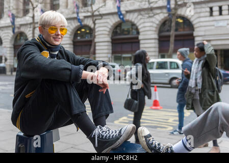 Londres, Royaume-Uni. Feb 21, 2017. Un étudiant de la mode est considérée en montrant son street style extérieur 180 The Strand, le dernier jour de la Semaine de la mode de Londres AW17. Crédit : Stephen Chung/Alamy Live News Banque D'Images