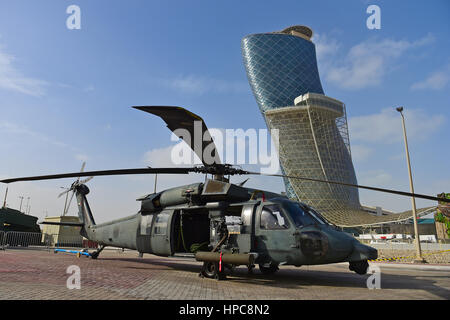 Abu Dhabi, Emirats arabes unis (EAU). Feb 19, 2017. Un hélicoptère des Forces armées des EAU s'affiche à l'International Defence Exhibition and Conference (IDEX) à Abu Dhabi, Emirats arabes unis (EAU), le 19 février, 2017. Credit : Zhao Dingzhe/Xinhua/Alamy Live News Banque D'Images